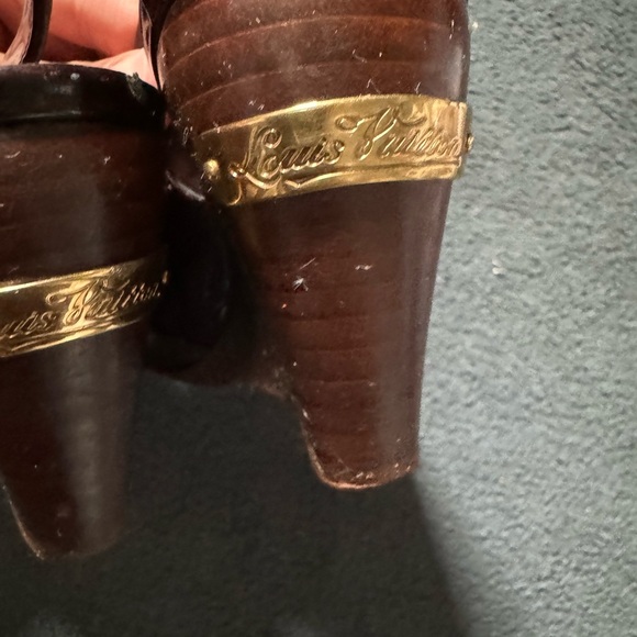 LOUIS VUITTON Enamel Mule Sandals Logo Gold Plate - Picture 3 of 4